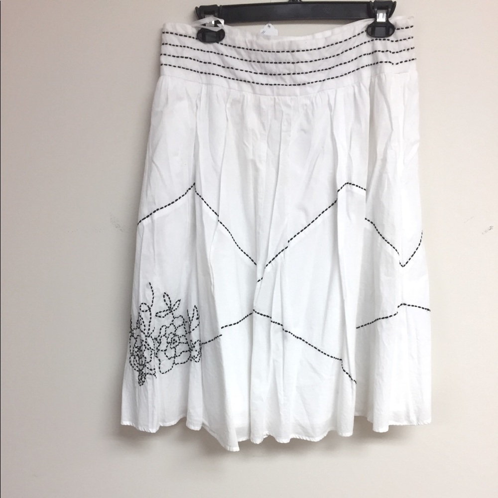 White skirt lined, w/b trim, size M, 100% cotton.